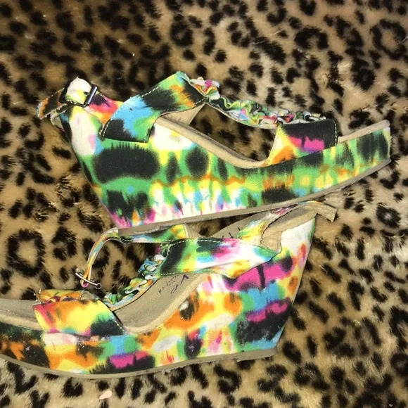 Super Cute Tie-Dye Wedges - Picture 7 of 12